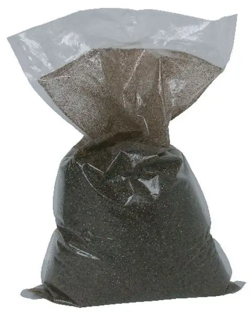 Syr Austausch-Granulat in einer transparenten, verschlossenen Plastiktüte, gefüllt mit feinem, dunklem Granulat.